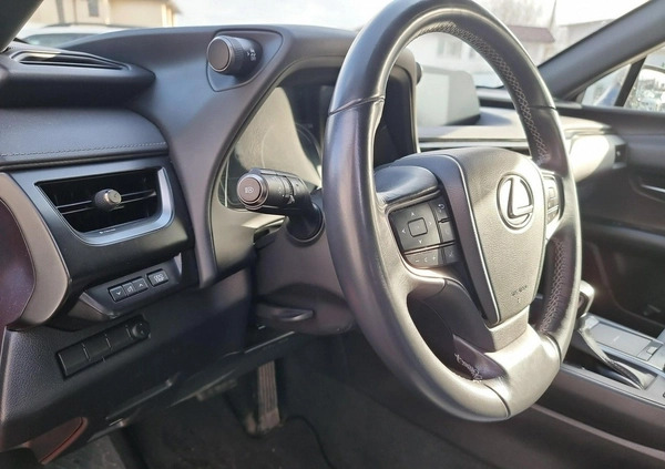 Lexus UX cena 124000 przebieg: 64086, rok produkcji 2019 z Gubin małe 379
